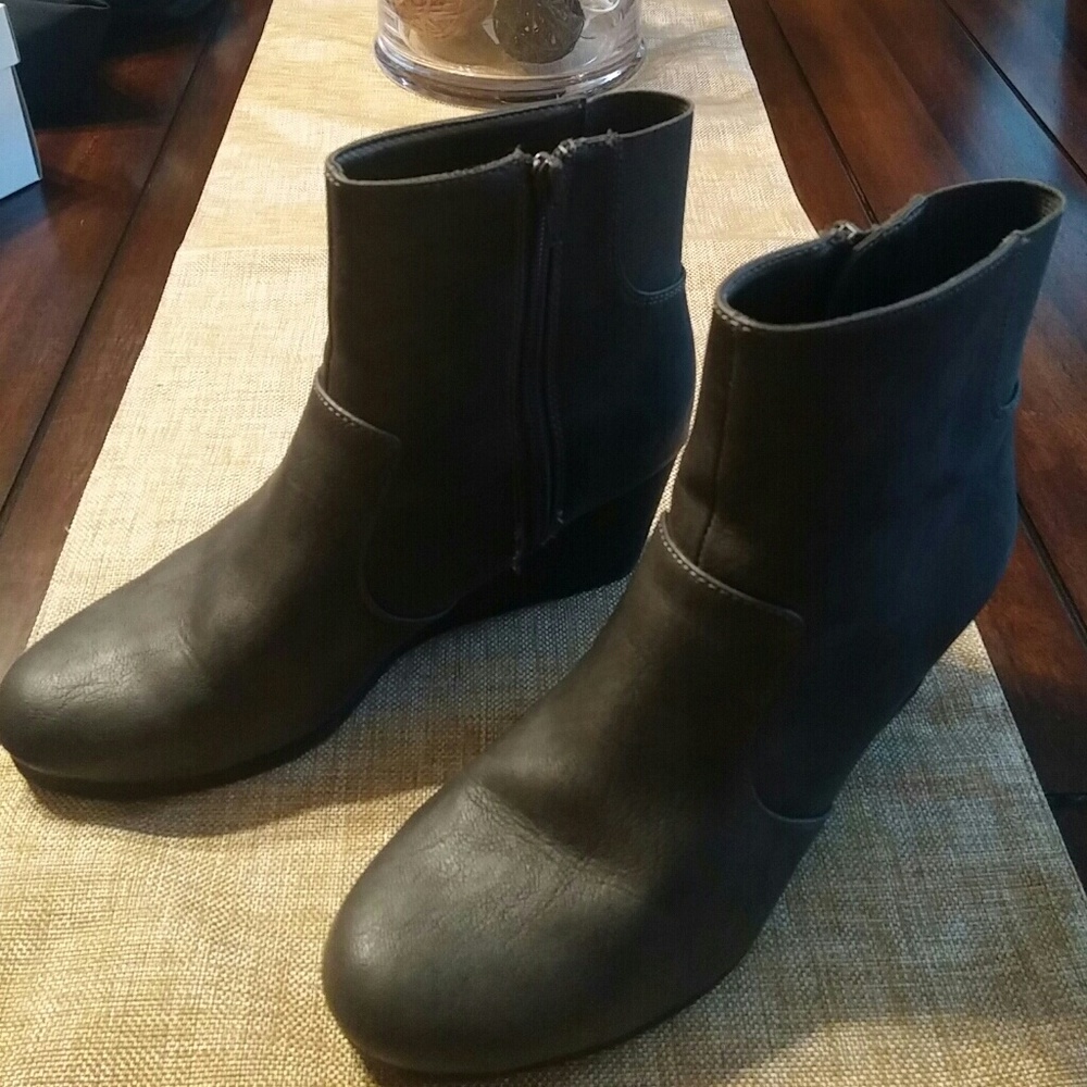 Life stride ankle bootie- size 9w